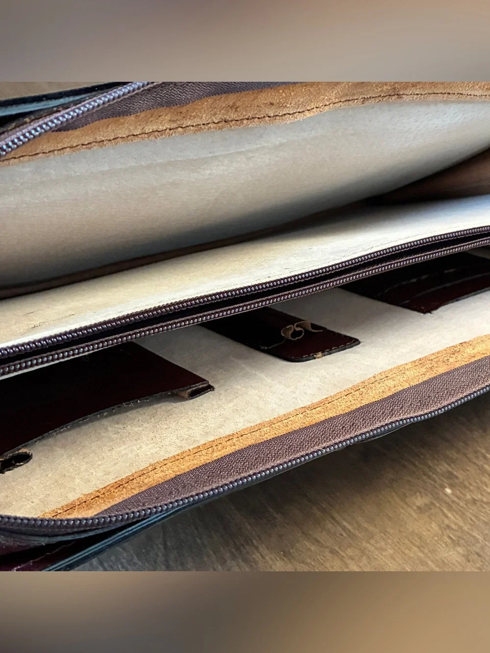 Vintage  Giorgio Bernini Handcrafted Leather Ostrich Embossed Gussett Portfolio
